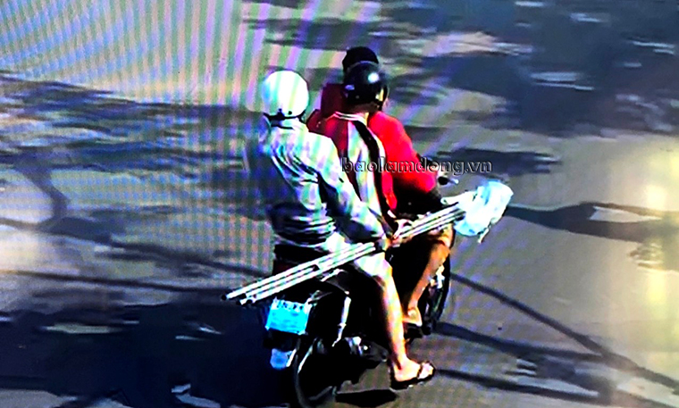Hình ảnh ghi lại cảnh nhóm thanh niên mang hung khí đi trên đường