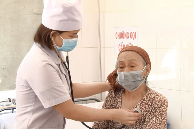 Nữ bác sĩ trẻ tận tâm với công việc