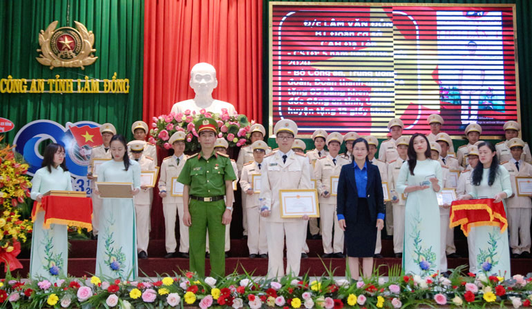 Trao bằng khen và kỷ niệm chương cho cá nhân có thành tích xuất sắc trong phong trào Đoàn