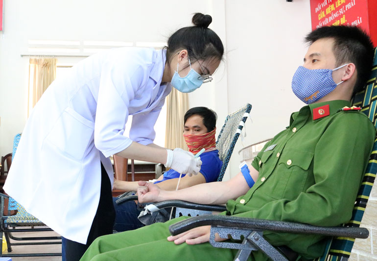 Hơn 300 đoàn viên tham gia hiến máu