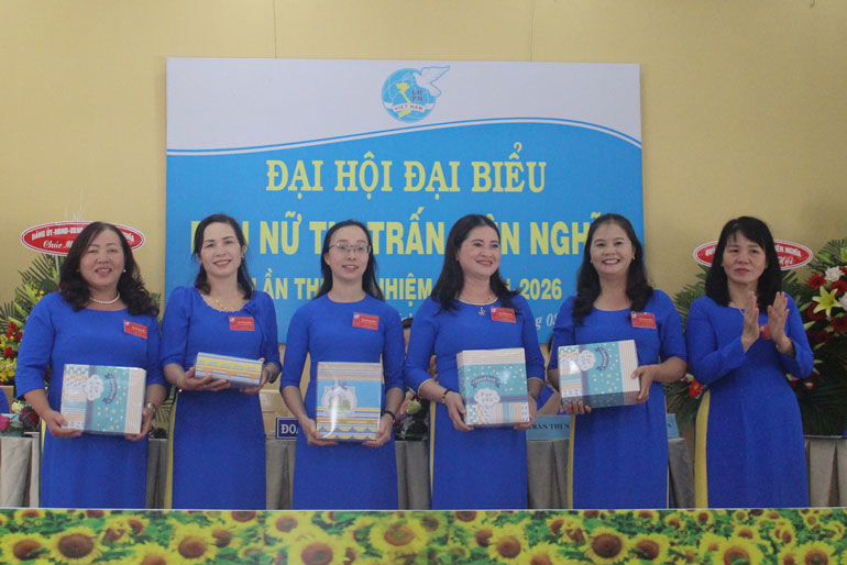 Tặng quà các chị thôi tham gia Ban Chấp hành khóa mới