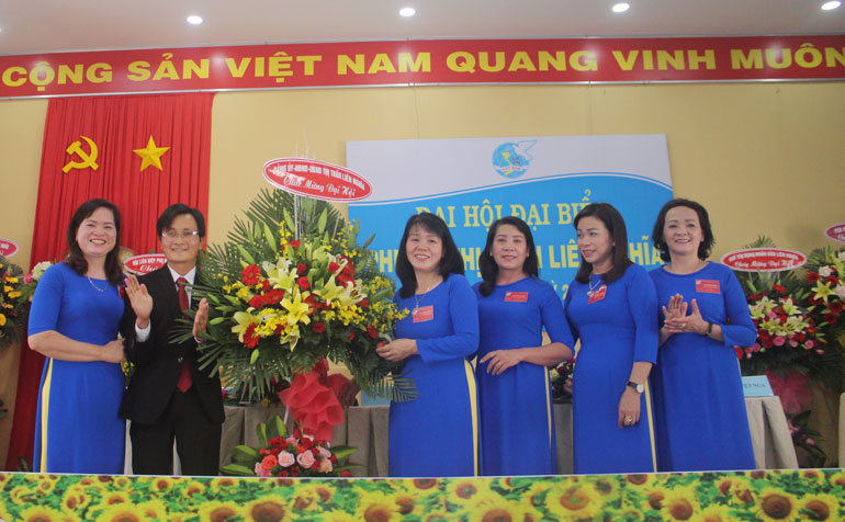 Bí thư Đảng ủy thị trấn Liên Nghĩa Nguyễn Tiến Điền tặng hoa chúc mừng Đại hội