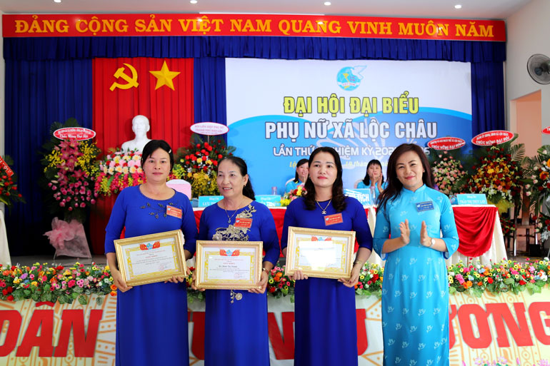 Tặng giấy khen của Chủ tịch UBND TP Bảo Lộc cho các tập thể, cá nhân xuất sắc