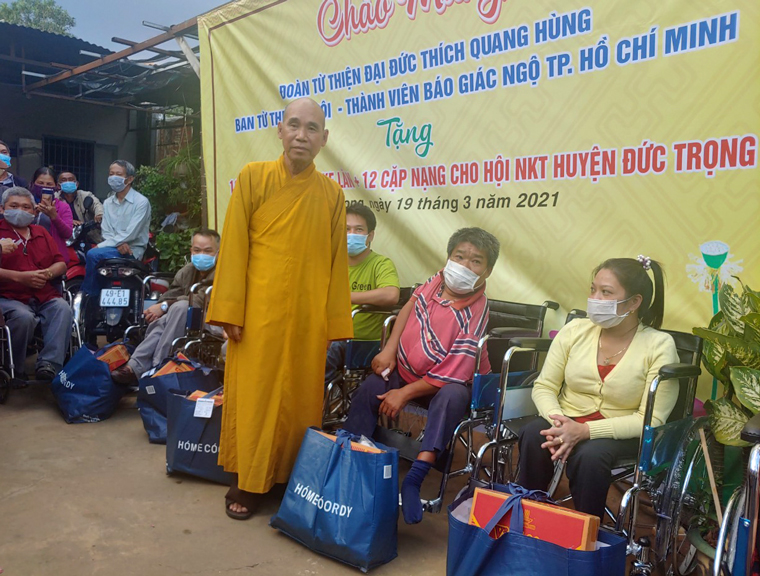 Trao tặng 77 xe lăn, xe lắc và hơn 800 phần quà cho người khuyết tật