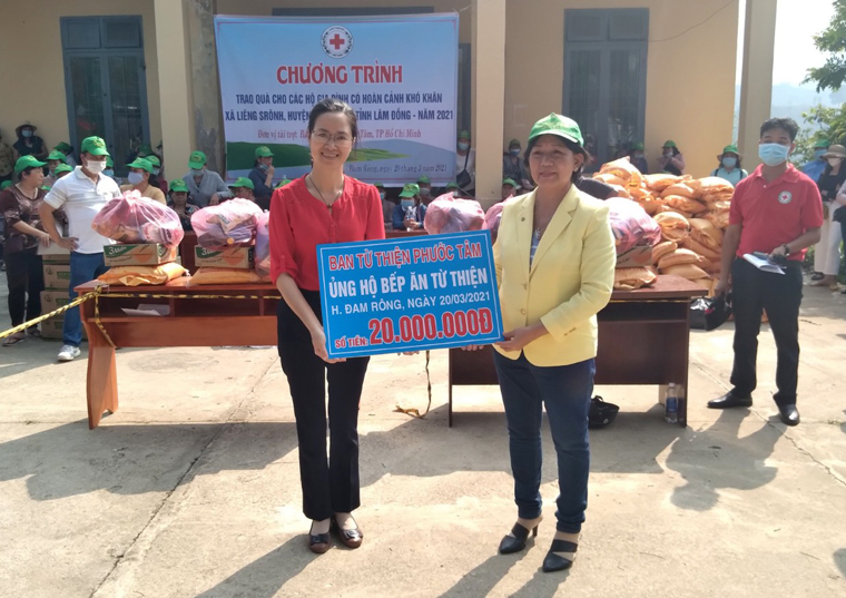 Trao tiền hỗ trợ bếp ăn tình thương tại Trung tâm y tế huyện