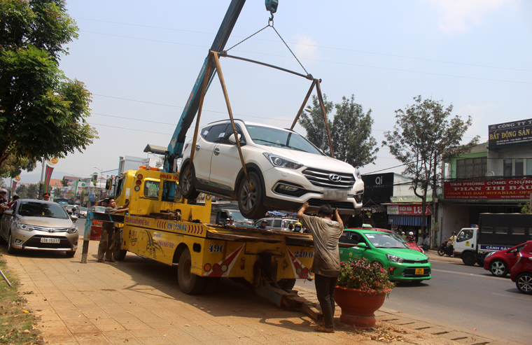 Phương tiện vi phạm vắng chủ bị cẩu về trụ sở công an
