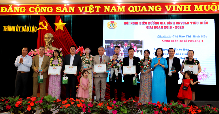 Lãnh đạo TP Bảo Lộc tặng giấy khen và biểu trưng các gia đình tiêu biểu