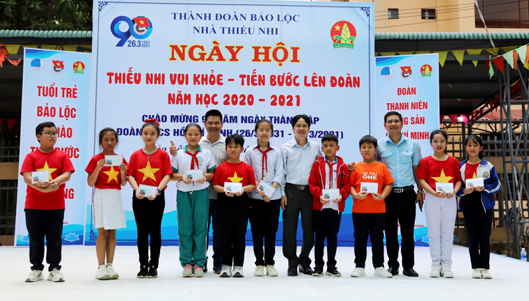 Ban tổ chức trao giải cho các đơn vị xuất sắc