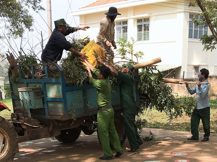 Lực lượng vũ trang giúp dân khắc phục hậu quả lốc xoáy