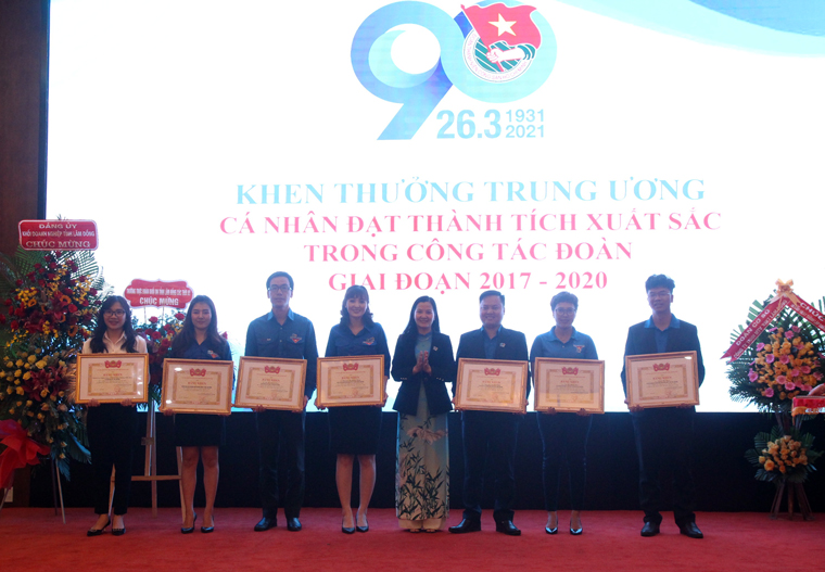 Trao bằng khen của Trung ương Đoàn cho các cá nhân, tập thể có thành tích xuất sắc trong công tác Đoàn giai đoạn 2017- 2020