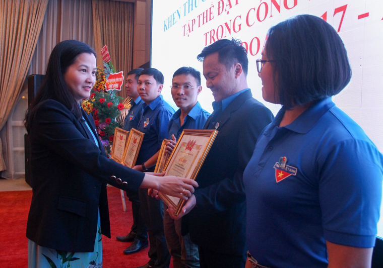 Trao bằng khen của Tỉnh Đoàn Lâm Đồng cho các tập thể có thành tích xuất sắc trong công tác Đoàn giai đoạn 2017-2020