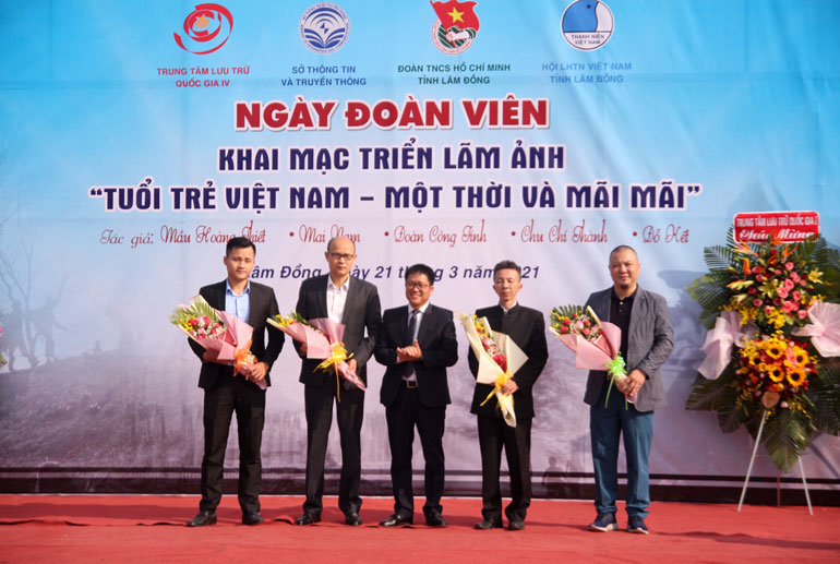 Ban tổ chức tặng hoa tri ân các nghệ sĩ nhiếp ảnh đã có đóng góp cho triển lãm