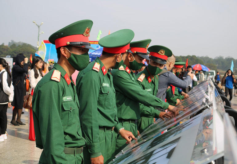 Các chiến sĩ trẻ chăm chú với những hình ảnh tại triển lãm