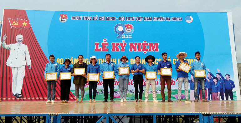 Huyện Đoàn Đạ Huoai tuyên dương chi Đoàn mạnh và bí thư chi Đoàn tiêu biểu giai đoạn 2017 - 2020