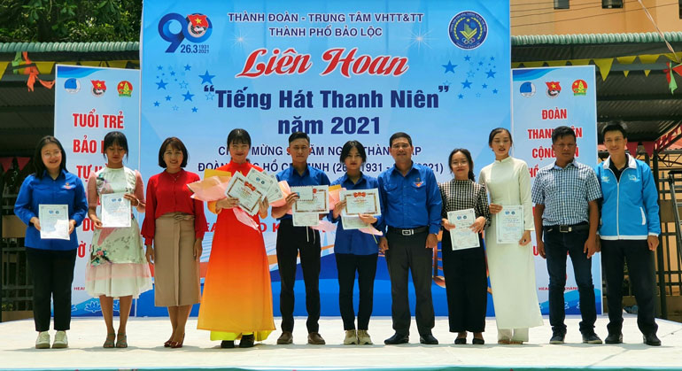 Ban tổ chức trao giải cho các đơn vị đạt thành tích xuất sắc