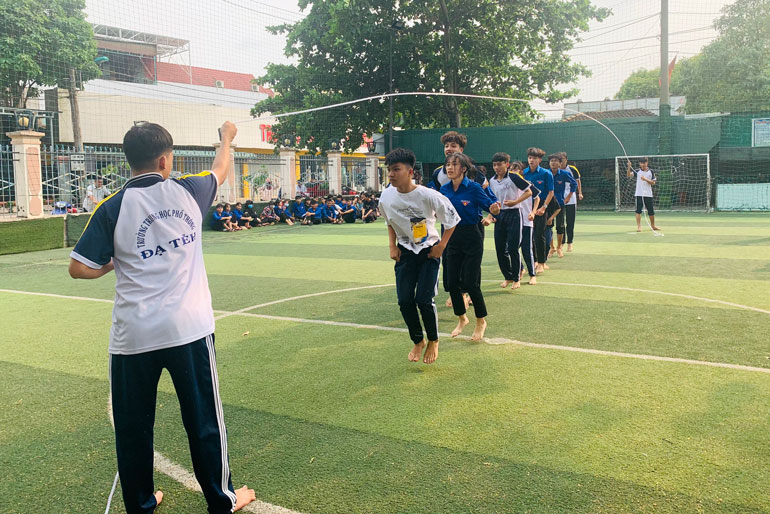 Phần thi nhảy dây tập thể của đội Trường THPT Đạ Tẻh