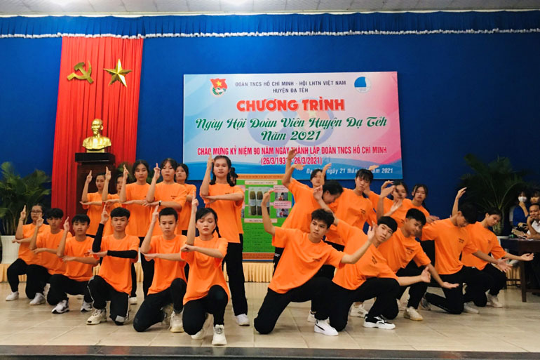 Tiết mục nhảy dân vũ của Chi đoàn lớp 10C1 Trường THPT Đạ Tẻh em