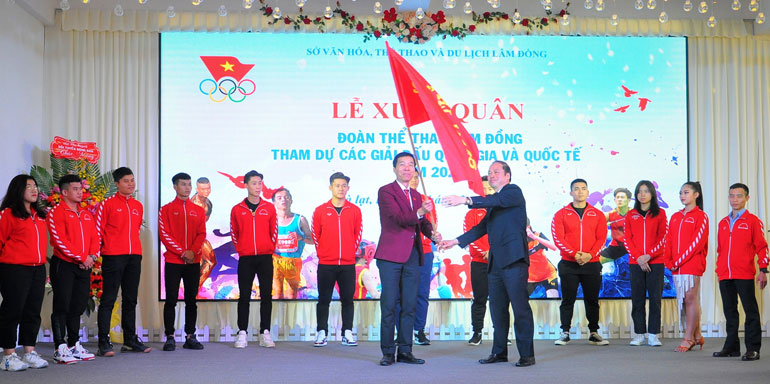 Ông Nguyễn Viết Vân – Giám đốc Sở Văn hóa Thể thao và Du lịch Lâm Đồng trao cờ quyết thắng cho lãnh đạo Trung tâm Huấn luyện và Thi đấu Thể dục Thể thao Lâm Đồng chuẩn bị cho các giải quốc gia và quốc tế trong năm 2021