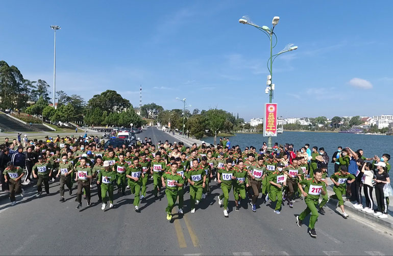 Các vận động viên tham dự giải việt dã tại hồ Xuân Hương