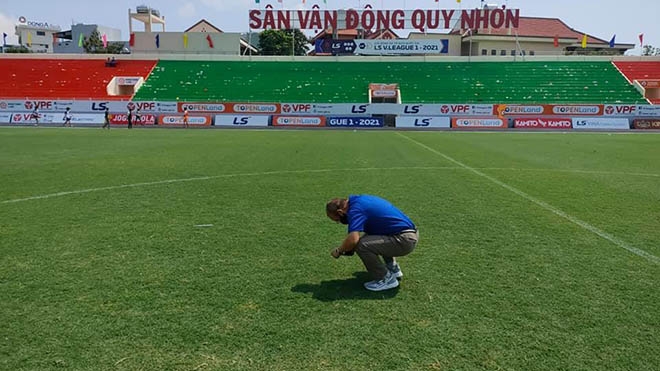 HLV Park Hang-seo gây bất ngờ khi kiểm tra mặt cỏ sân tập mới