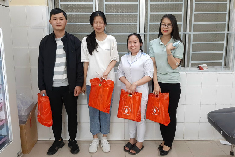 4 bạn trẻ kịp thời hiến máu trong đêm cứu sản phụ