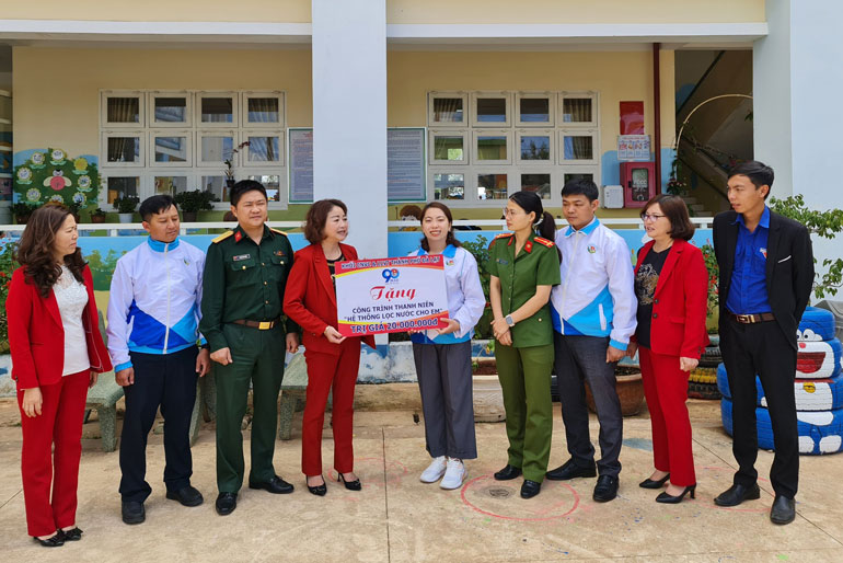 Trao công trình thanh niên và học bổng cho học sinh tại Đà Lạt