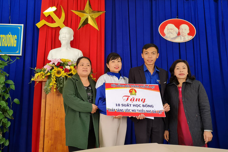 Trao học bổng "Thắp sáng ước mơ thiếu nhi Đà Lạt" cho đại diện các em học sinh tại Trường Tiểu học Xuân Trường