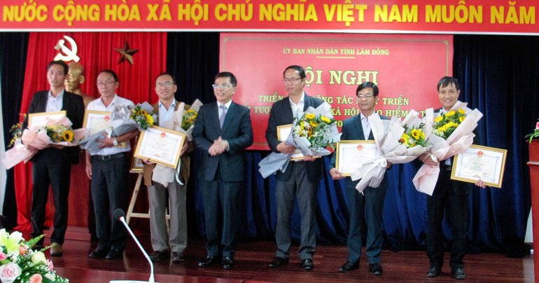 Lãnh đạo UBND tỉnh tặng bằng khen của UBND tỉnh cho các tập thể, cá nhân xuất sắc trong công tác phát triển đối tượng tham gia BHXH, BHYT giai đoạn 2018-2019