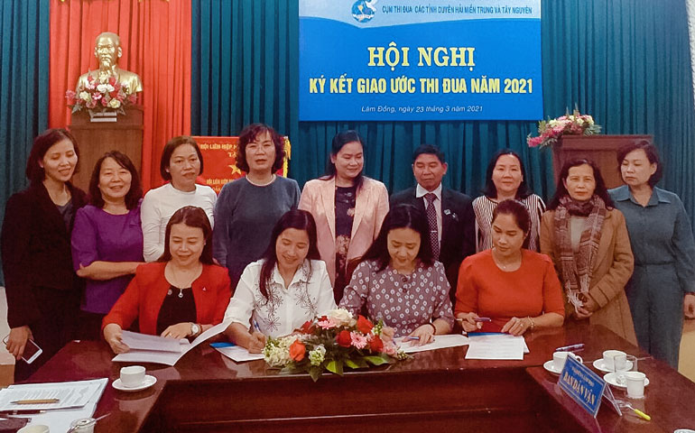 Hội LHPN các tỉnh Duyên hải miền Trung và Tây Nguyên ký kết giao ước thi đua