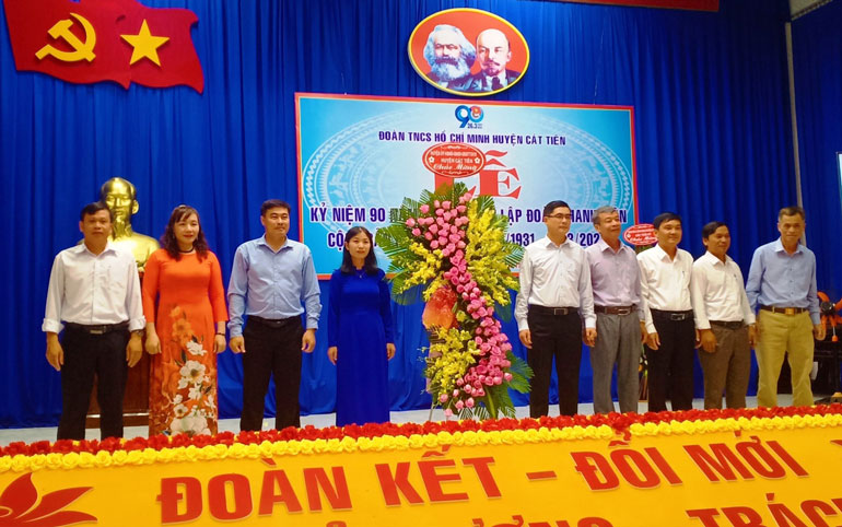 Lãnh đạo các cơ quan, đoàn thể huyện Cát Tiên tặng hoa chúc mừng Huyện Đoàn Cát Tiên nhân kỷ niệm 90 năm ngày thành lập Đoàn TNCS Hồ Chí Minh (26/3/1931 – 26/3/2021)