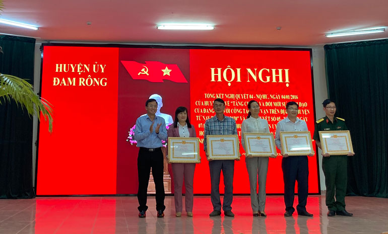 Đam Rông: Tuyên dương 8 tập thể và 8 cá nhân trong thực hiện Nghị quyết 04 và 05