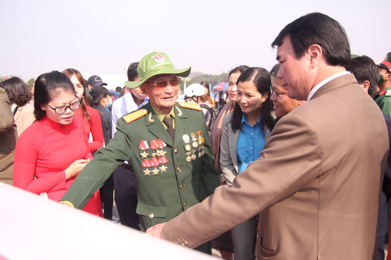 Xúc động và tự hào tại Triển lãm ảnh ''Tuổi trẻ Việt Nam - Một thời và mãi mãi''