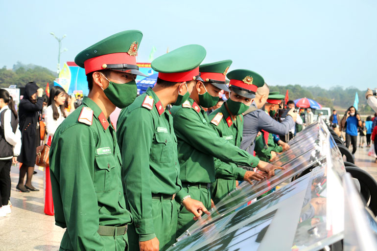 Những người lính trẻ thêm tự hào, xúc động với những hình ảnh được ghi lại tại triển lãm