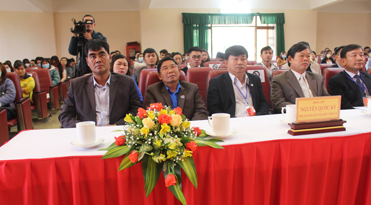 Các đại biểu tham dự lễ khai mạc và các thí sinh tham dự kỳ thi