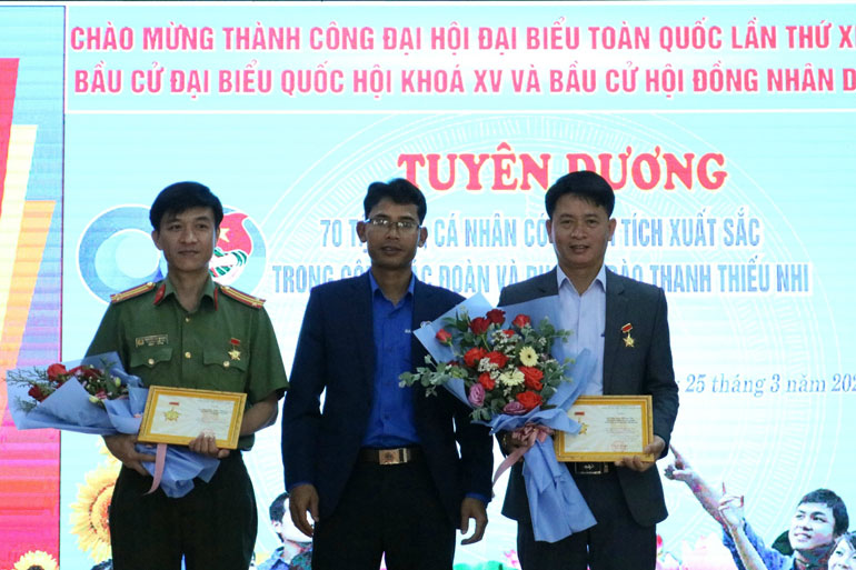 Trao kỷ niệm chương Vì thế hệ trẻ cho 3 cá nhân 