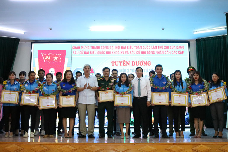 UBND huyện tặng giấy khen cho các cá nhân, tập thể đã có thành tích xuất sắc trong công tác đoàn và phong trào thanh thiếu niên