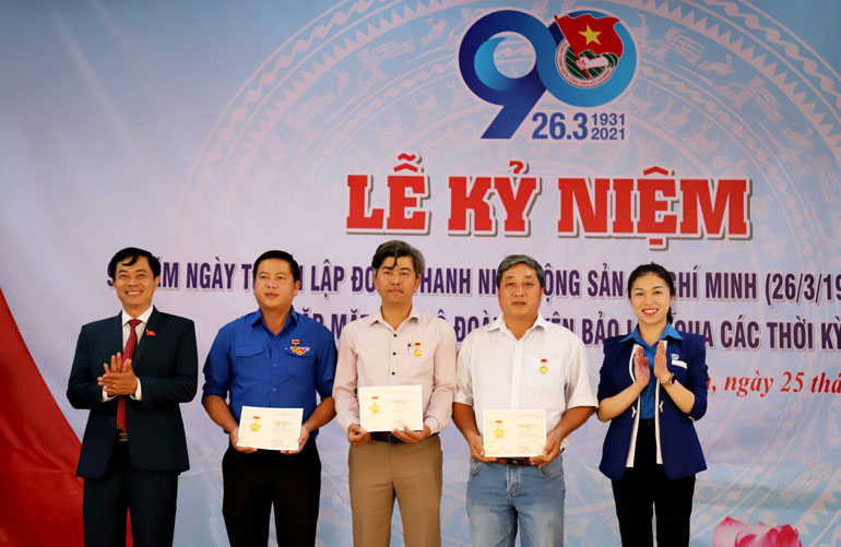 Các cá nhân đón nhận kỷ niệm chương Vì thế hệ trẻ do Trung ương Đoàn trao tặng
