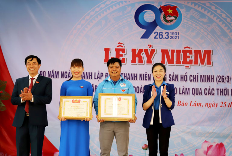 Các tập thể, cá nhân đón nhận bằng khen của Trung ương Đoàn trao tặng