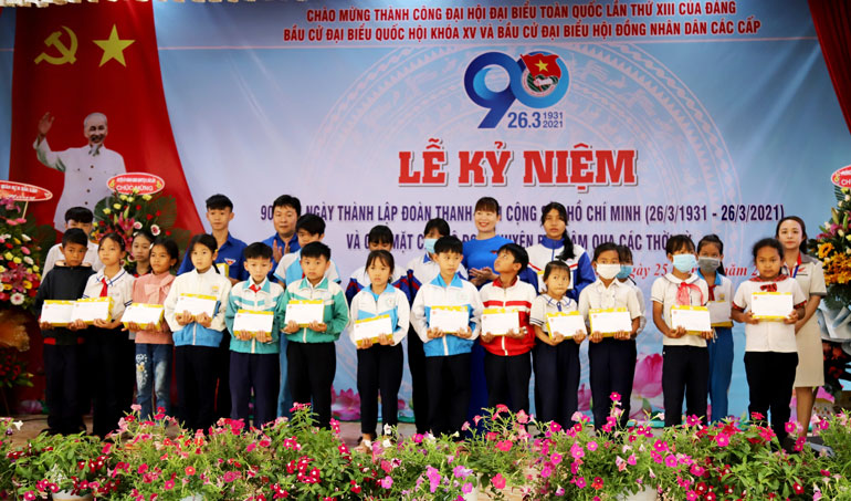 Trao học bổng “Thắp sáng ước mơ” cho học sinh nghèo vượt khó học giỏi