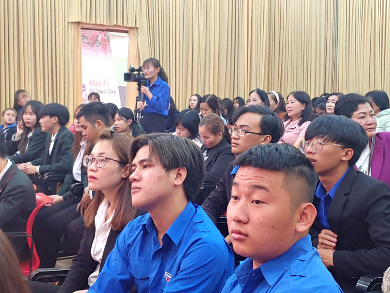 Nhiều câu hỏi của các bạn trẻ đặt ra đã tạo không khí trao đổi cởi mở 