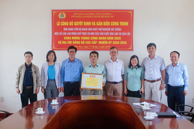 Đẩy mạnh các phong trào thi đua trong công nhân, viên chức, lao động