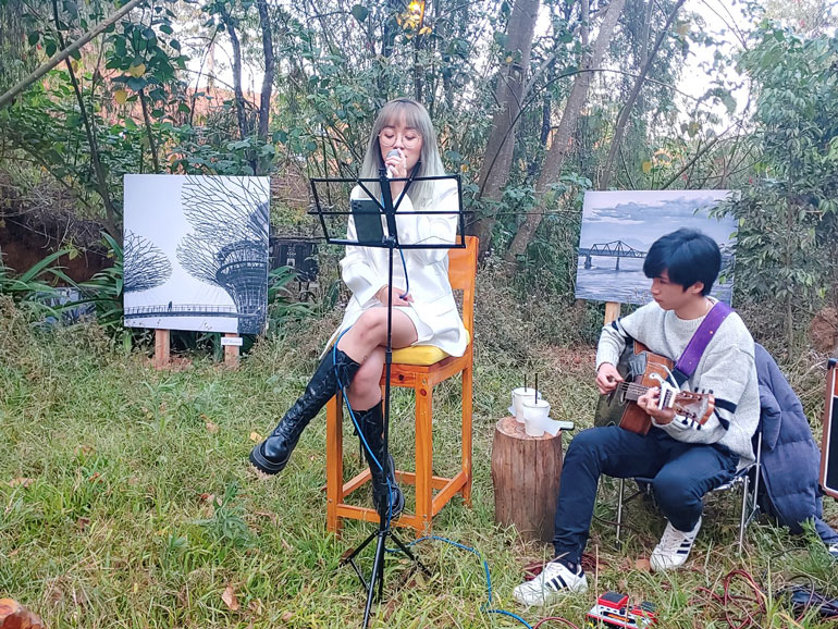 Trình diễn nghệ thuật Acoustic đường phố trong không gian triển lãm
