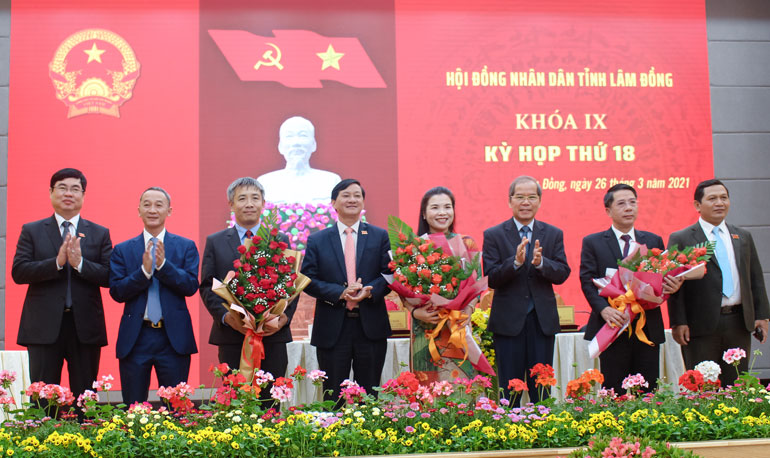 Lãnh đạo tỉnh tặng hoa chúc mừng các vị trúng cử chức danh ủy viên UBND tỉnh