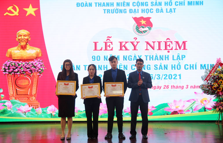 Trao bằng khen của Tỉnh Đoàn Lâm Đồng cho các cá nhân có nhiều đóng góp trong công tác Đoàn và phong trào sinh viên giai đoạn 2017 - 2020
