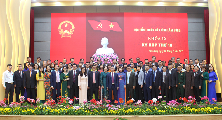 Lãnh đạo tỉnh chụp hình lưu niệm với các đại biểu HĐND tỉnh khóa IX nhiệm kỳ 2016 – 2021