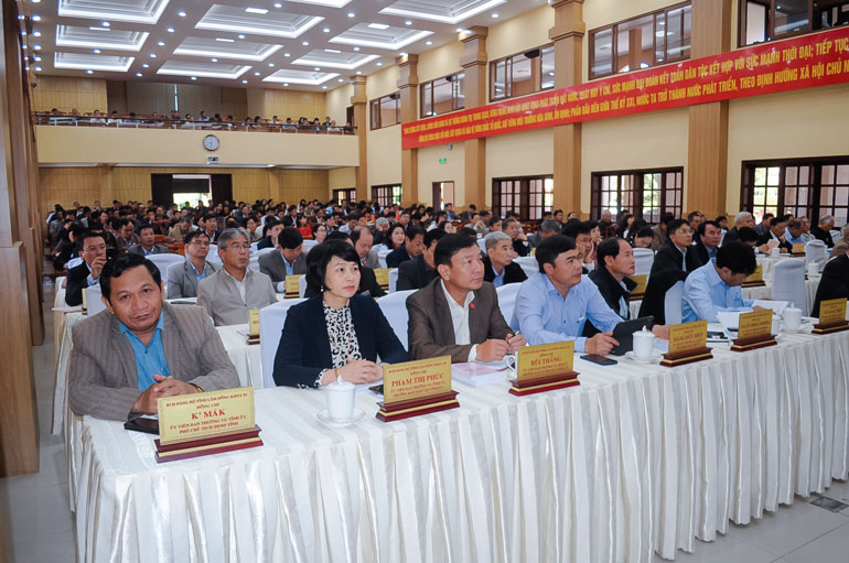 Các động chí Ủy viên Ban Thường vụ Tỉnh ủy tham dự hội nghị
