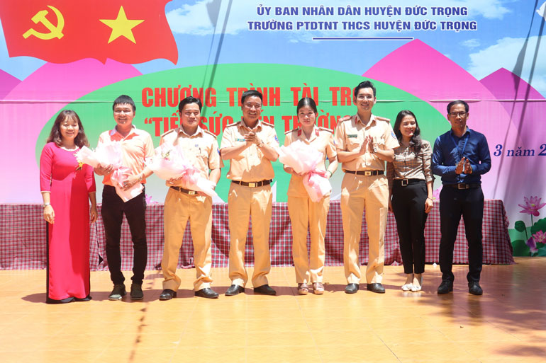 Ban Giám hiệu Trường Phổ thông Dân tộc Nội trú - Trung học Cơ sở huyện Đức Trọng tặng hoa cảm ơn các nhà tài trợ