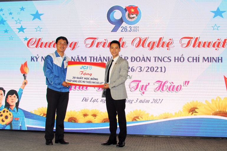 Đại diện JCI tại Đà Lạt trao học bổng “Thắp sáng ước mơ thiếu nhi Đà Lạt” 