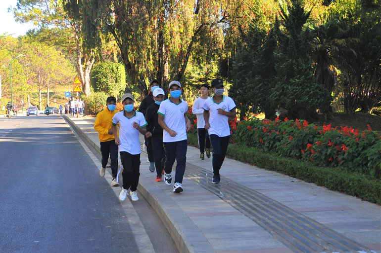 Dù đích đến chỉ 2 km nhưng nhiều người đã chạy cả vòng hồ Xuân Hương dài 5 km