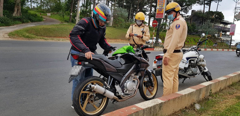 Xử phạt trên 500 trường hợp xe độ chế, đánh võng